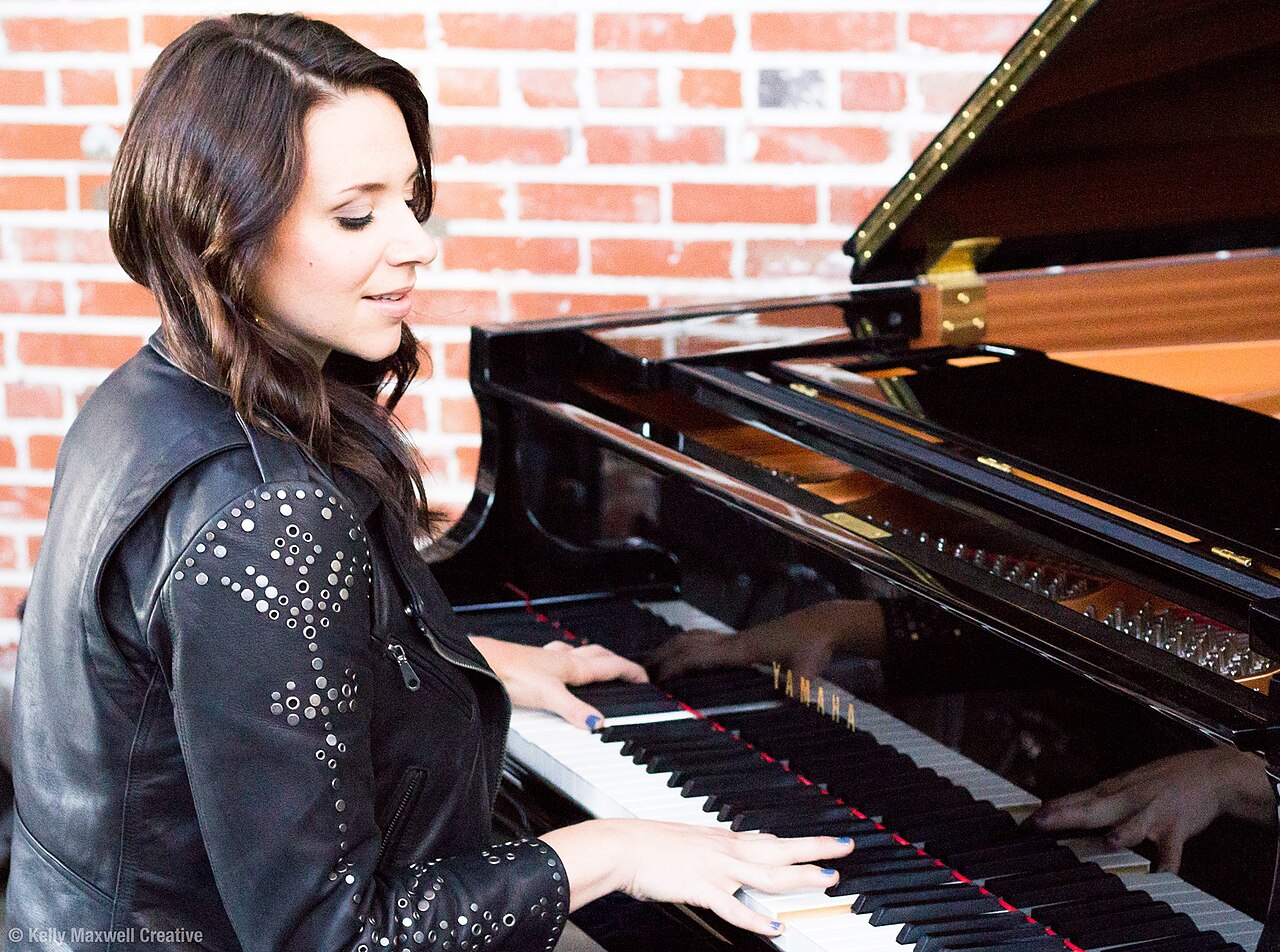 Пианистка за роялем во время сольной партии